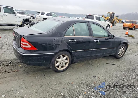 2004 Mercedes-Benz C 240 z USA, uszkodzony, nr VIN WDBRF61J04A555030